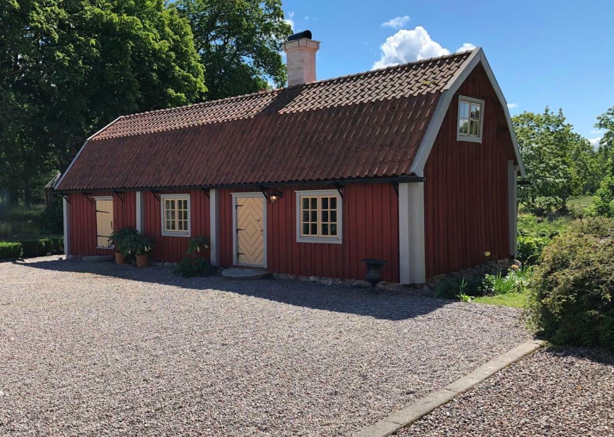 Old Wing Villa Enköping Екстериор снимка